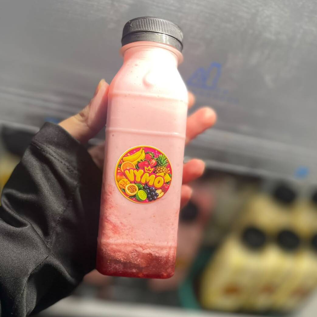**Vitamina De Morango Com Geleia Caseira** Cremosa, geladinha e feita com muito carinho! ️ Nossa vitamina de morango leva **morangos fresquinhos + uma deliciosa geleia caseira**, trazendo aquele sabor irresistível de fruta de verdade. Cremosa Cheia de sabor Com geleia caseira Perfeita para refrescar o Dia! **Peça já a sua e experimente!**