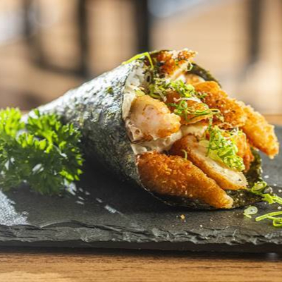 Camarões empanados com cream cheese, arroz, cebolinho e gergelim (160g).