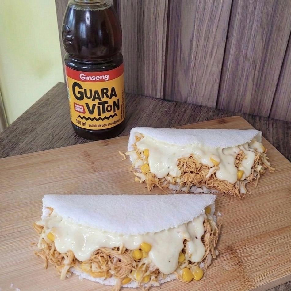 Tapioca(frango,milho e requeijão) acompanha bebida.