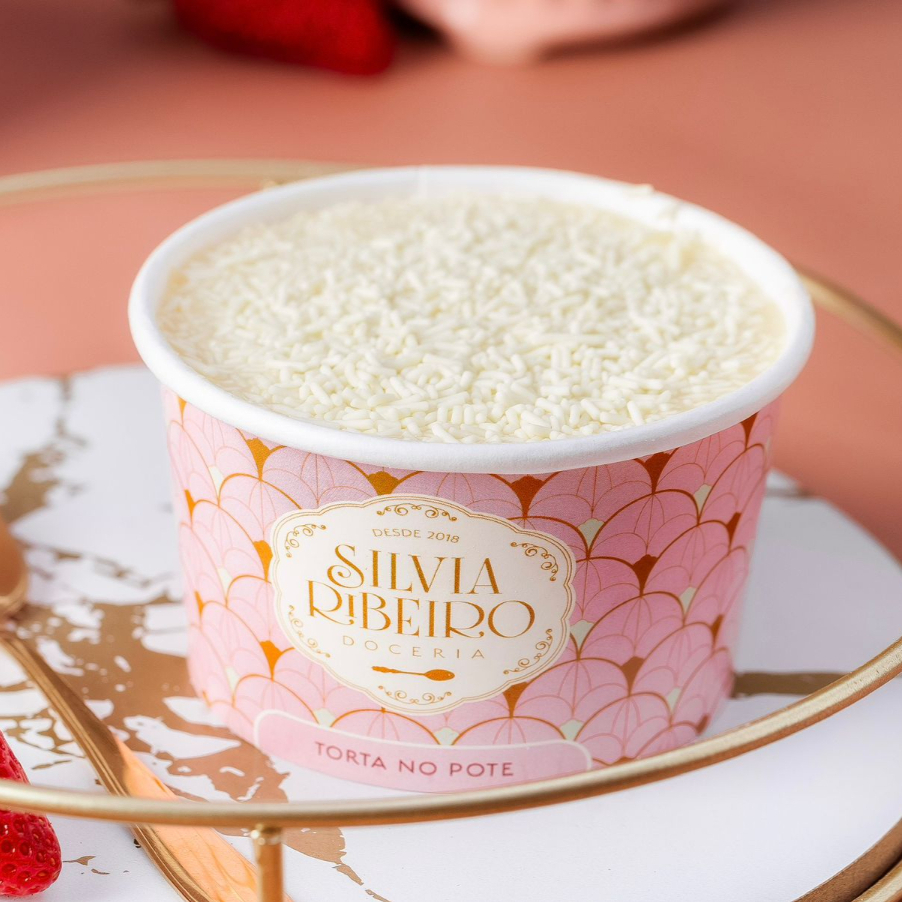 Bolo de baunilha, brigadeiro de Ninho e morangos. Obs. 1: não alteramos nenhum produto ou retiramos/adicionamos ingrediente. Obs. 2: produto de consumo imediato. Obs. 3: alguns produtos podem vir com vencimento do mesmo Dia.