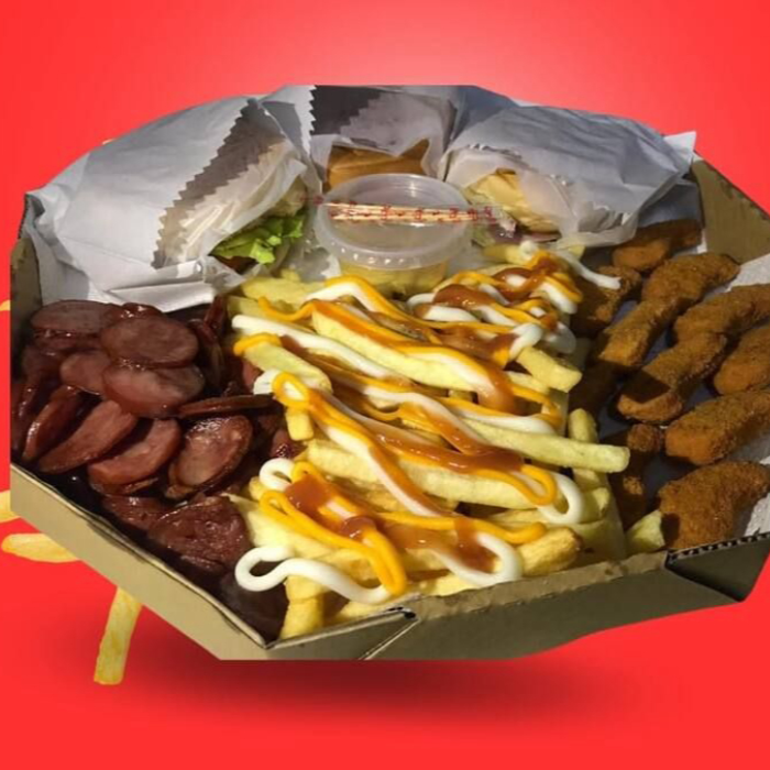 3 lanches x-salada (pão de hambúrguer, hambúrguer, ketchup, mostarda, maionese, batata palha, queijo, cheddar, Catupiry, alface e tomate.), 1 porção de batata (com Catupiry, cheddar e ketchup), 1 porção de nugget e 1 porção de calabresa