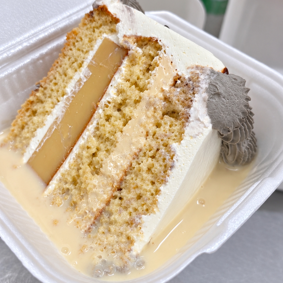 REBANADA DE PASTEL FLAN Y BETUN DULCE DE LECHE