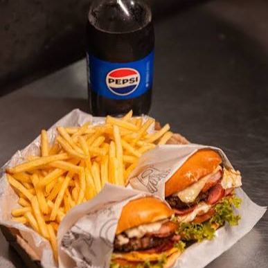 2 LOBATO: Pão de gergelim, Blend de carne (140g), Queijo ,molho picante, molho barbecue e molho especial mas batata de 200g e Refri litro pepsi