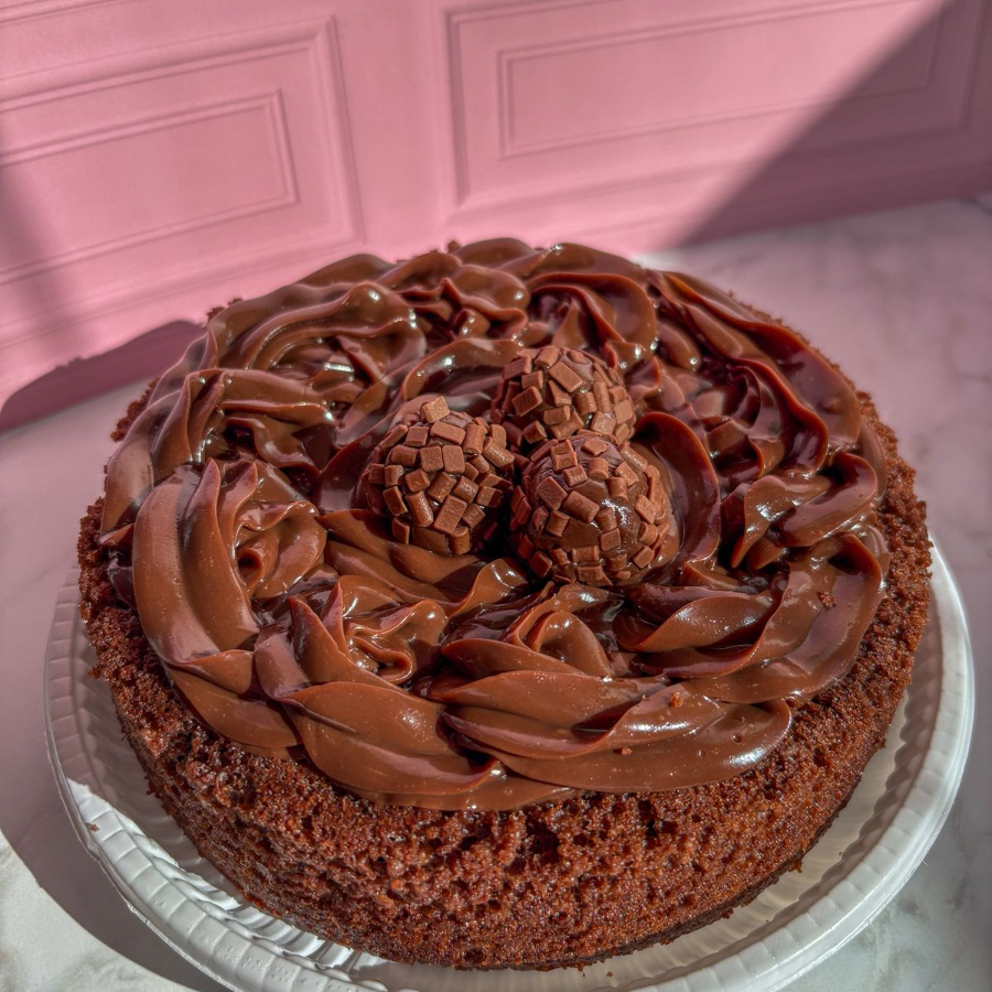 Bolo piscina com cobertura generosa de brigadeiros gourmet. Cremoso, intenso e transbordando sabor. É do tipo que chama atenção de longe. Rende até 6 fatias. Aprox 1kg.