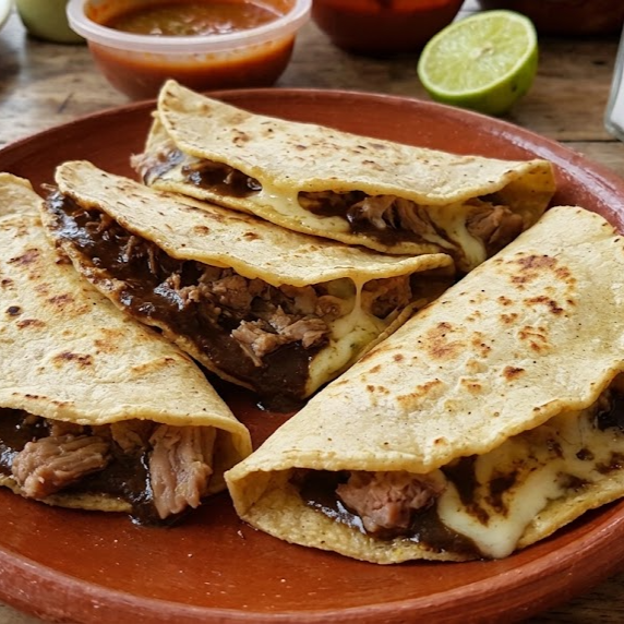 Quesadillas de Maíz Carne de Puerco en Mole