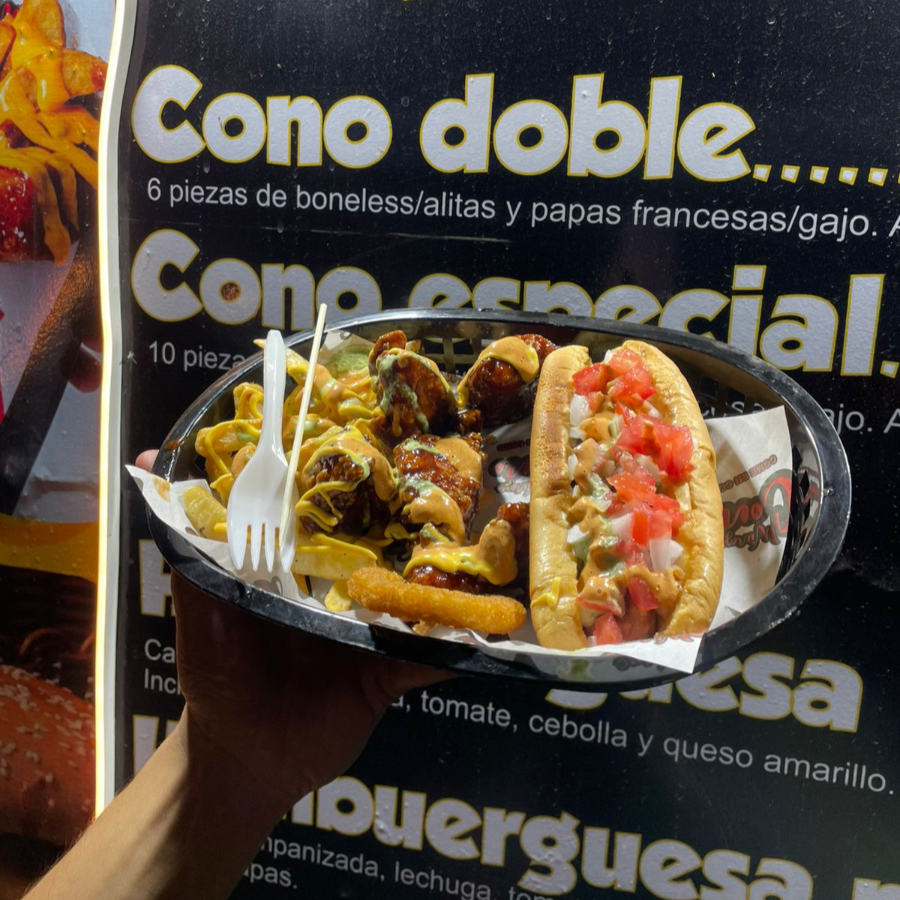Hotdog + 4 Boneless y Papas a Elegir