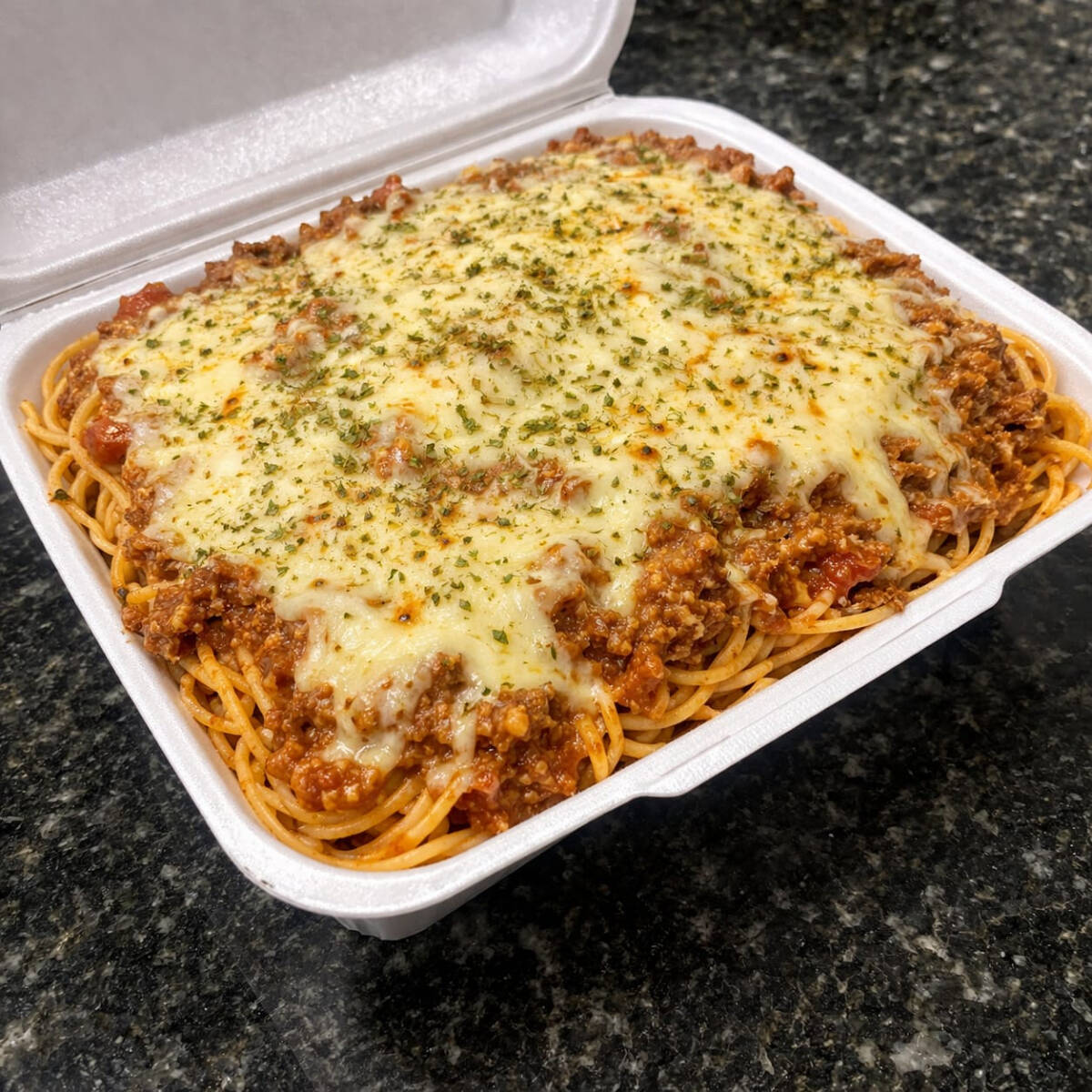 Deliciosa massa espaguete ,com molho bolonhesa e mussarela e manjerição ,molho suave e sabor delicioso SERVE ATE 2 PESSOAS 600 GRAMAS (G )