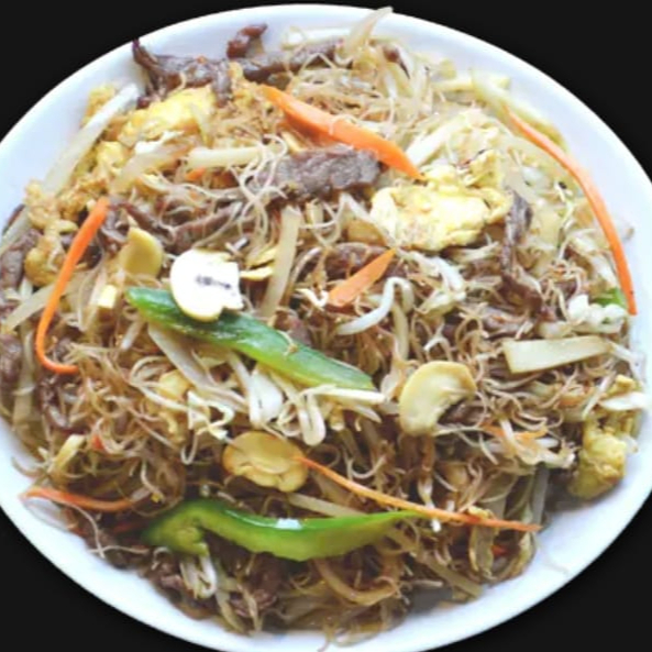 macarrão fino feito de arroz com tiras de carne bovina, moyashi, ovos mexidos, cenoura, pimentão, cebola, repolho, temperado ao um toque de molho shoyo.