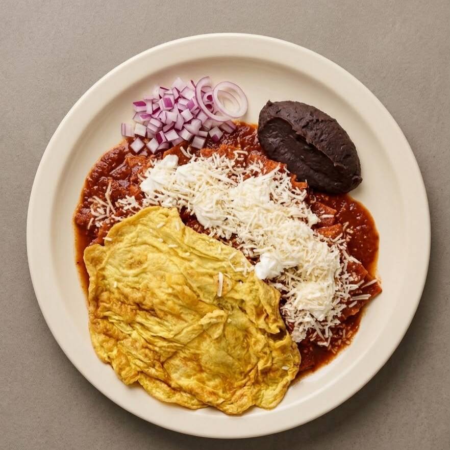 Chilaquiles Rojos con Huevo Revuelto