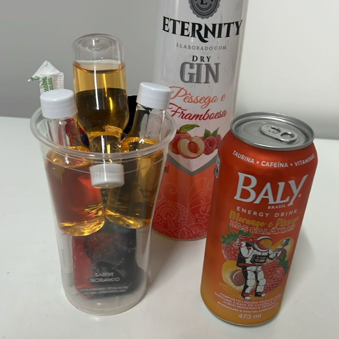 Acompanha 150 ml de gin, 1 Bally lata, gelo saborizado, canudo e copo para você montar seu drink do seu jeito.