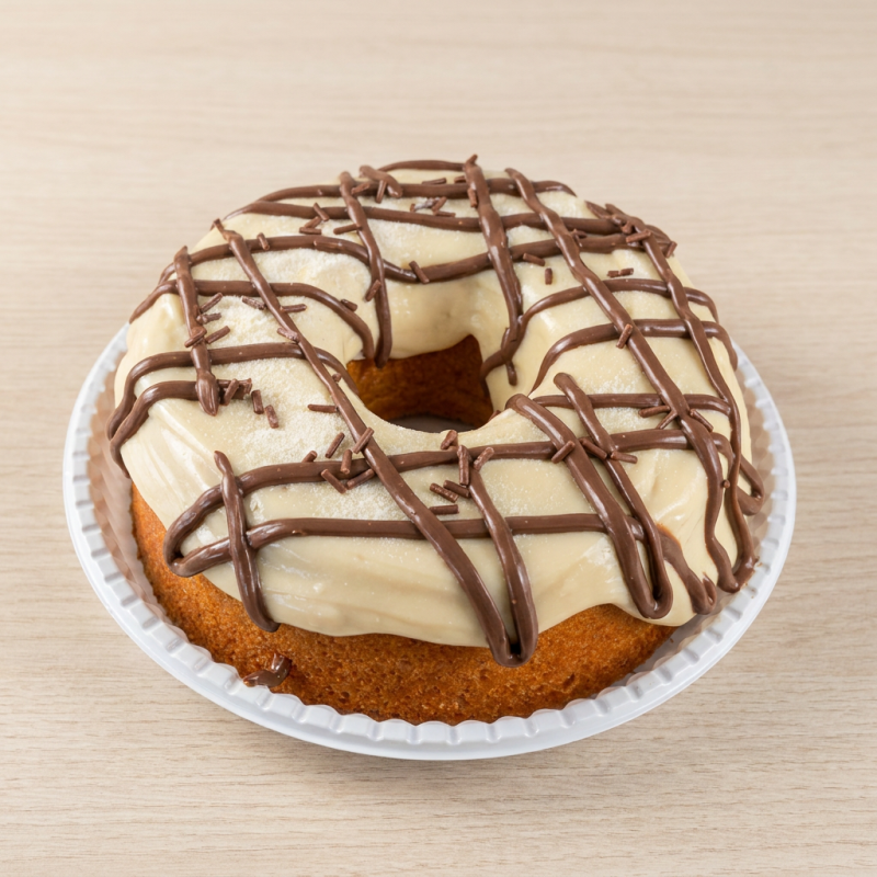 Bolo Ninho com Chocolate. A combinação perfeita! Massa branca ou de chocolate. Cobertura cremosa de ninho e chocolate, que derretem na boca, e finalizado com granulados crocantes. Duplo prazer garantido!