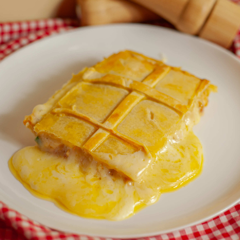Maravilhosa torta de frango com tempero especial da casa e super recheio de queijo.