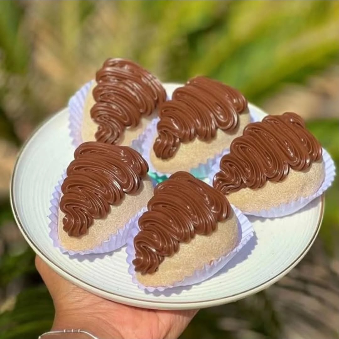 Mais uma versao da nossa coxinha, porem com a junção de doces que todos amam. Ninho, nutella e morango. Quem resiste a uma coxinha dessa