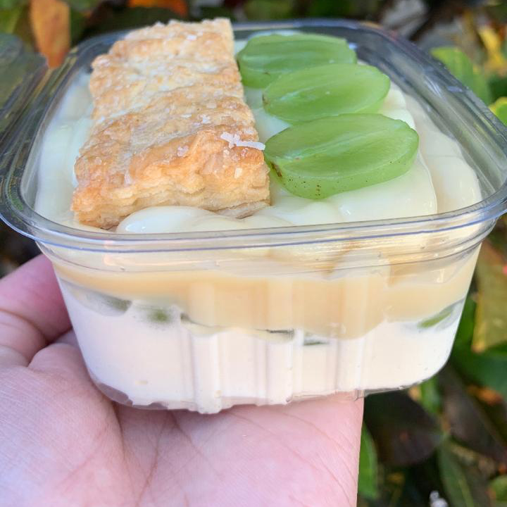 Moussse de leite ninho, com biscoito folhata( mil folhas) com uva verde frescas. coberto com brigadeiro de leite ninho cremoso.
Finalizado com uva e um biscoito.