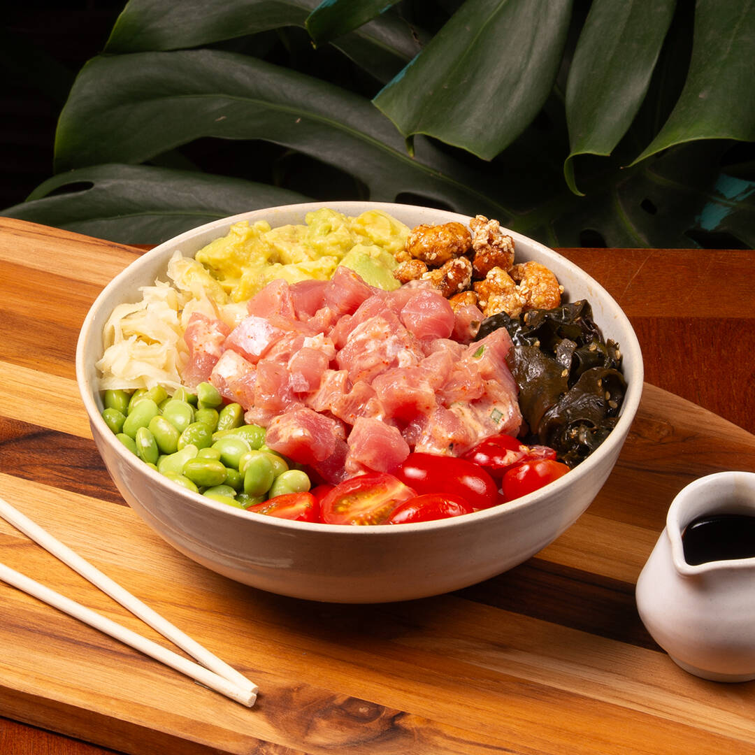 Atum spicy, arroz japonês temperado (shari), arroz negro, abacate, castanha de caju caramelizada, tomate sweet grape, wakame, gengibre e edamame. Molho Let's Poke.