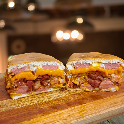 Para os amantes de bacon, este hot dog traz pão, duas salsichas Perdigão, bacon Crocante, maionese artesanal, mussarela, tomate, cebola, milho, ketchup, mostarda, cheddar e batata palha.