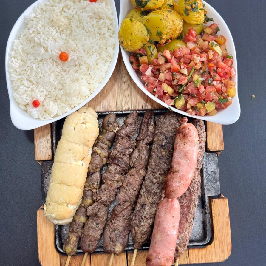 7 espetos 2 carne 2 kafta 1 coração 1 Linguiça ,1 pão de alho,acompalha Arroz Branco Batata em conserva e vinagrete