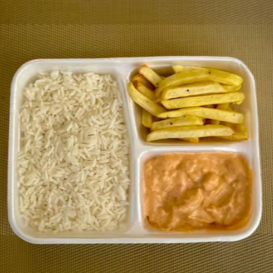 Strogonoff de Frango – peito de frango selecionado, cortado em cubos macios e preparado no cremoso molho à base de creme de leite e temperos especiais. Acompanha batata frita crocante e dourada, além de arroz branco soltinho para completar a experiência.