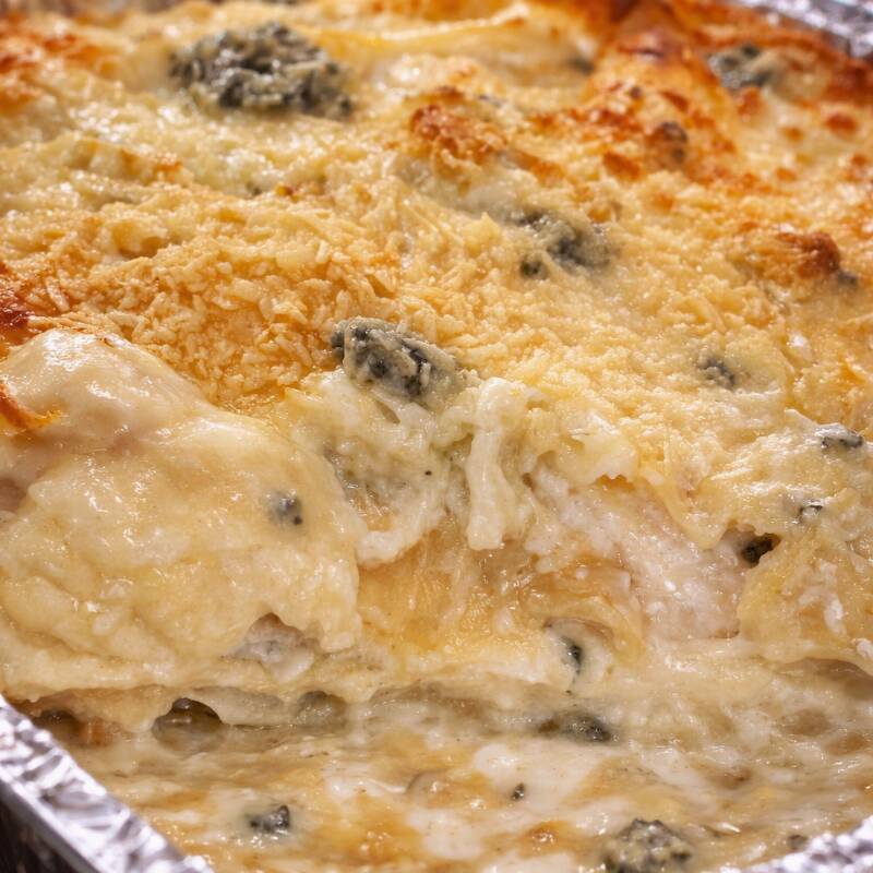 Massa fresca artesanal, mix de queijos DOP italianos (Fontina, Gorgonzola, Mozzarella e Parmigiano) e bechamel. (Para finalizar no forno)