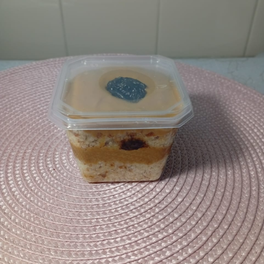 Bolo no pote com massa branca bem molhadinha, com muito recheio de doce de leite caseiro, geleia de ameixa e finalizado com uma ameixa in natura