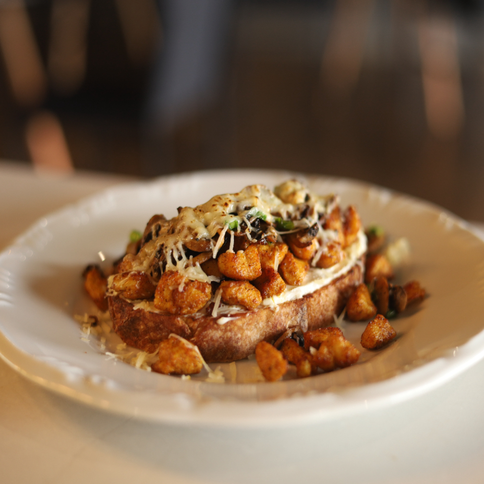 Italiano tostado na manteiga, cream cheese, frango picado na faca grelhado, cogumelos na manteiga e emental maçaricado.