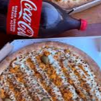 Combo Frango com Catupiry® + Coca-Cola 2L O queridinho das grandes noites na sua mesa! Nossa pizza de Frango Supremo — feita com massa artesanal leve, molho de tomate caseiro, frango bem temperado, o legítimo Catupiry® e muçarela premium — acompanhada de 01 Coca-Cola bem geladinha. Qualidade premium, recheio na medida certa e o preço justo que cabe no seu bolso.