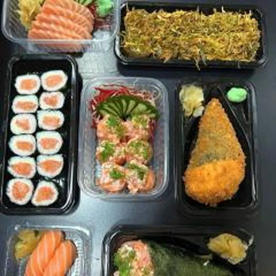 10 uramaki 5 sashimi 10 hot 1 temaki cru 1 empanado temaki 6 jhow