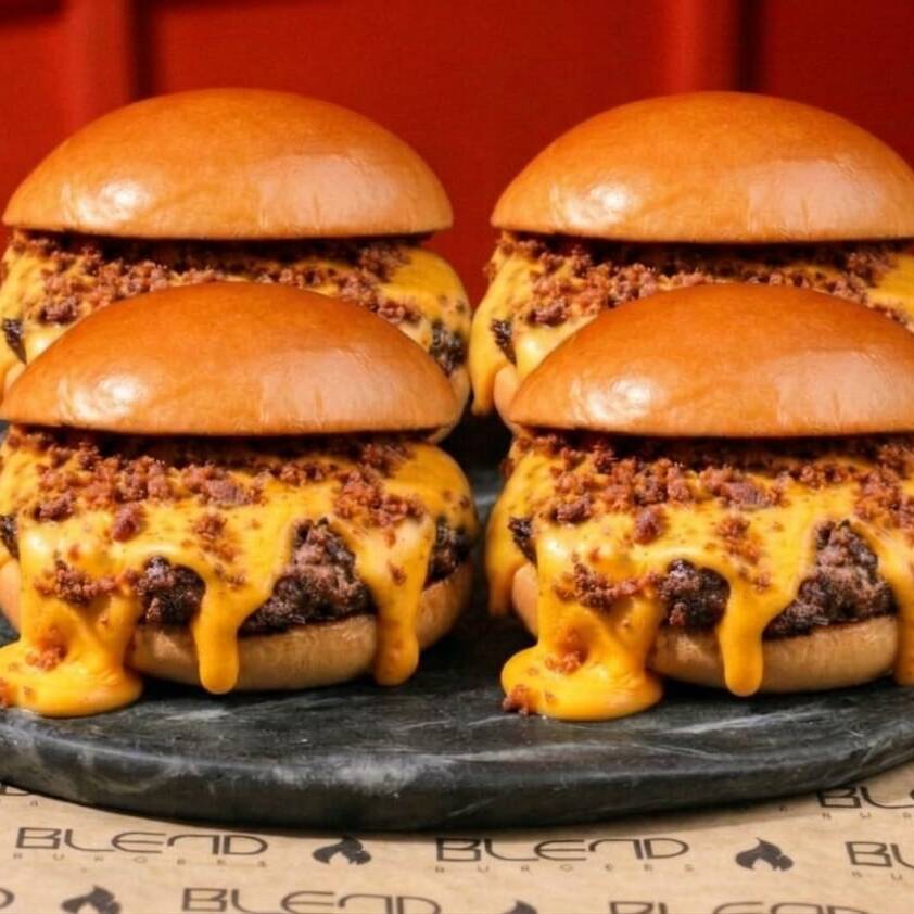 x4 Melt. Blend da casa 160g, Creme de Cheddar artesanal e Farofa de Bacon crocante, servido no pão selado.