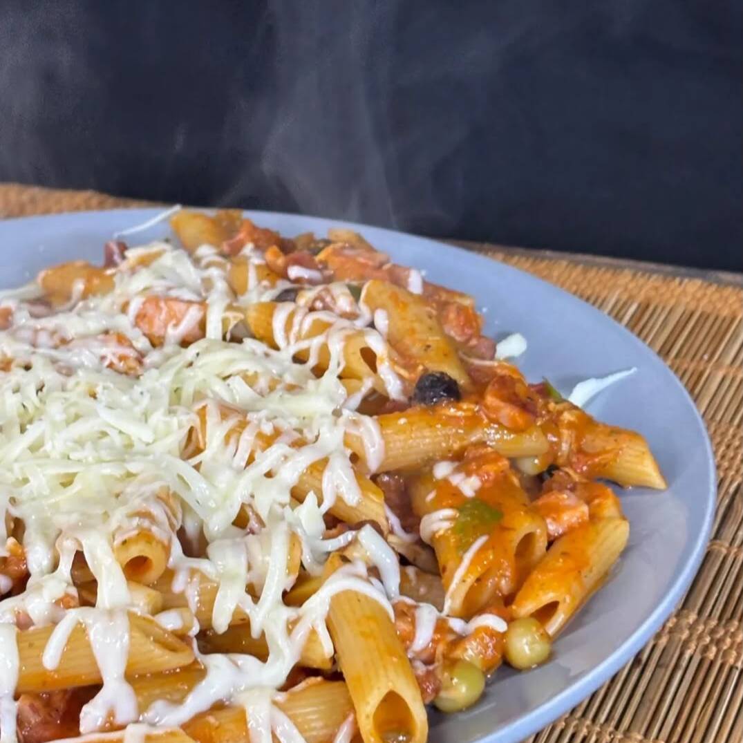 Tamanho P, ideal para uma refeição rápida. Escolha sua massa, molho e ingredientes. Macarrão ao vivo, preparado do seu jeito.