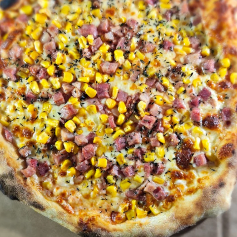 Mussarela, bacon, milho, orégano e azeitona.