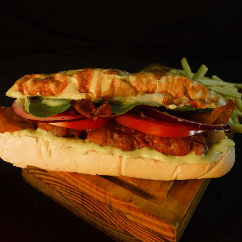 BAGUETE PARMESÃO, BURGER DE LINGUIÇA TOSCANA, MOLHO DA CASA, BACON, CEBOLA ROXA CURTIDA, TOMATE E RÚCULA