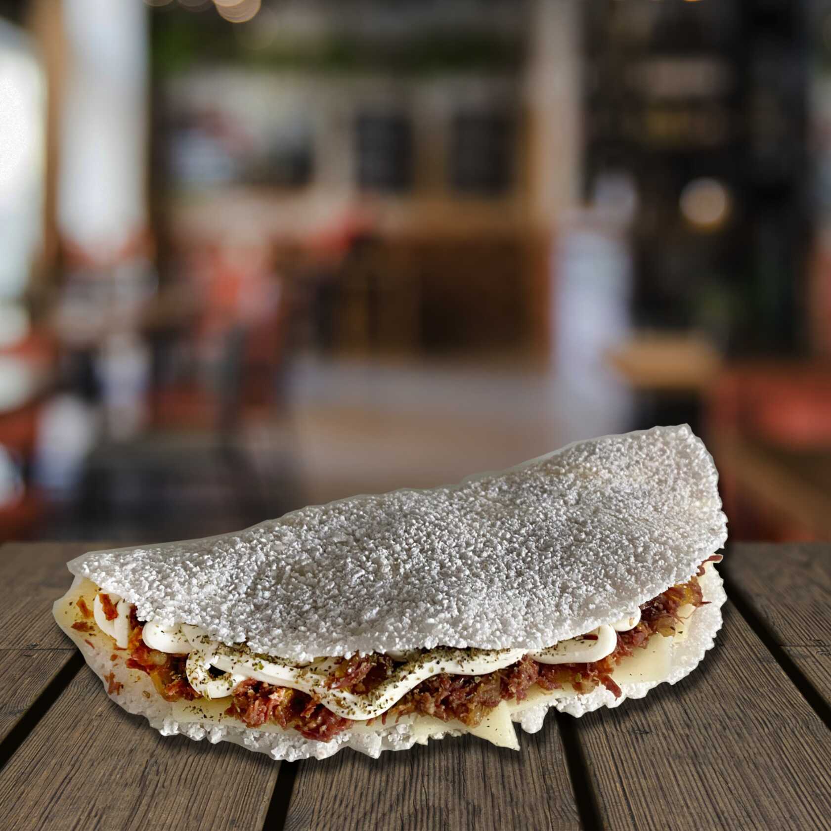 Uma tapioca saborosa de carne-seca refogadinha com requeijão cremoso, ideal para qualquer hora do dia.