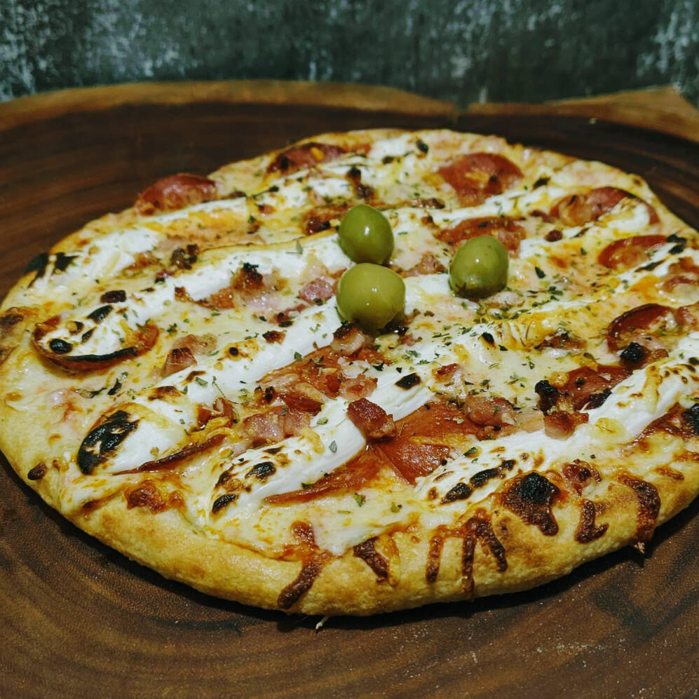 MUSSARELA / CREAM CHEESE / PEPERONI FATIADO / BACON / PARMESÃO / AZEITONA E ORÉGANO.