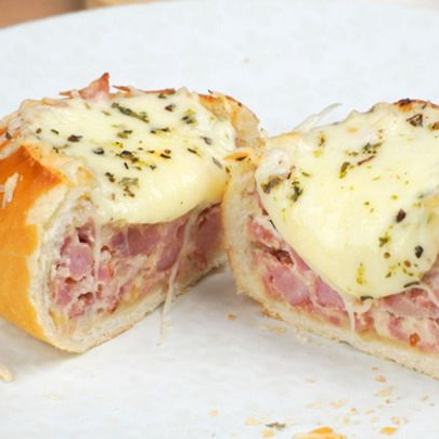 Prepare-se para o sabor! O nosso lanche de Linguiça Toscana Fatiada traz o defumado e o tempero da linguiça perfeitamente grelhada, harmonizando com a crocância do pão francês fresco. Tudo isso coroado por uma camada generosa de queijo cuidadosamente derretido, que abraça cada fatia. Uma mordida que conforta e satisfaz.