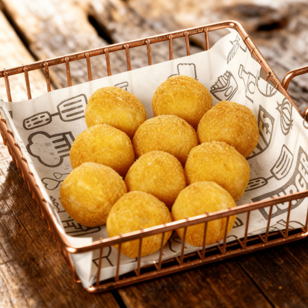 Combo de 10 Bolinhas Presunto e Queijo, frito na hora para chegar quentinho na sua casa. Entrega super rápida. Salgadinhos de 25g (Padrão Festa).