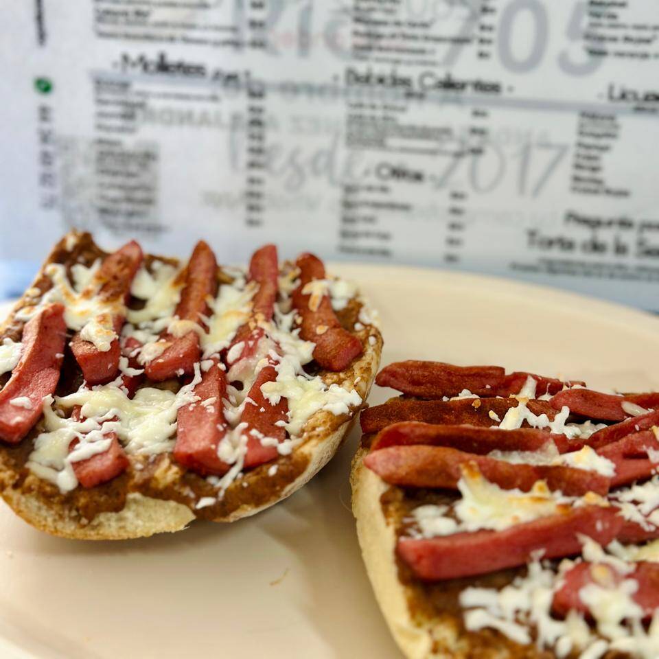 Molletes con Salchicha