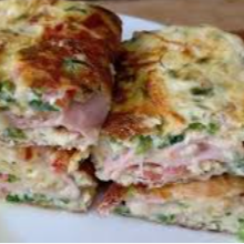 02 Pães francês / Omelete de quatro ovos c/ presunto e queijo