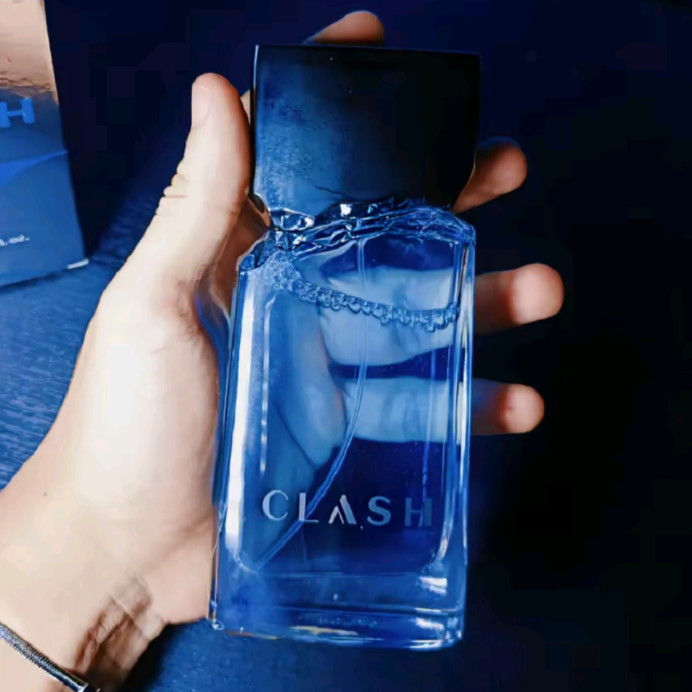 Quais são as notas olfativas de Clash (topo, coração e base)?
Na saída, notas geladas e modernas combinadas à nuance frutal aditiva. No corpo, um blend de ingredientes aromáticos extraídos sob alta pressão composto por Lavanda, Alecrim e Sálvia, processo que garante sua versão mais pura e fresca. No fundo a força amadeirada do Vetiver é combinada a textura envolvente do Cashmeran.
Qual a fixação e projeção do Clash?
Fragrância do Medina, Clash é um desodorante colônia masculino, opção que proporciona uma perfumação e desodorização com uma média de concentração de fragrância similar aos Eau de Toilette, a melhor escolha para quem gosta de perfumação na medida certa para o dia a dia ou ocasiões diárias, como trabalho e eventos. Confira na seção "modo de uso" dicas de como sentir a sua fragrância por mais tempo!