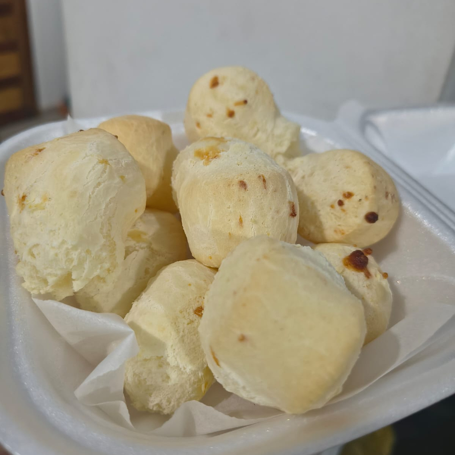 10 unidades de mini pão de queijo, quentinho, assados na hora.