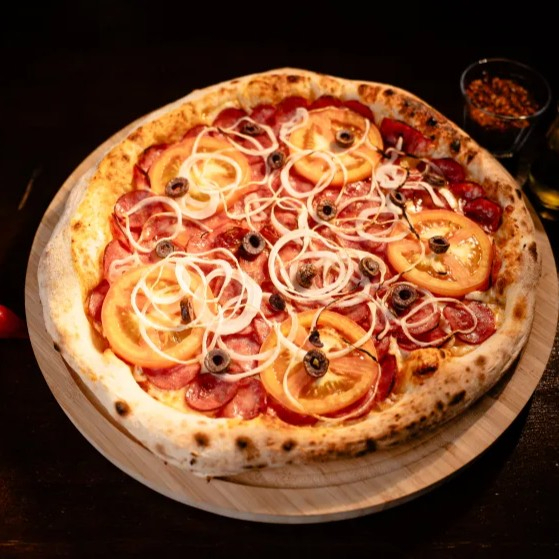 Massa fermentada por 24 horas, acompanhada de molho pomodoro caseiro, mussarela, calabresa, tomate, cebola, azeitonas e orégano. Uma combinação saborosa e artesanal para encantar seu paladar.