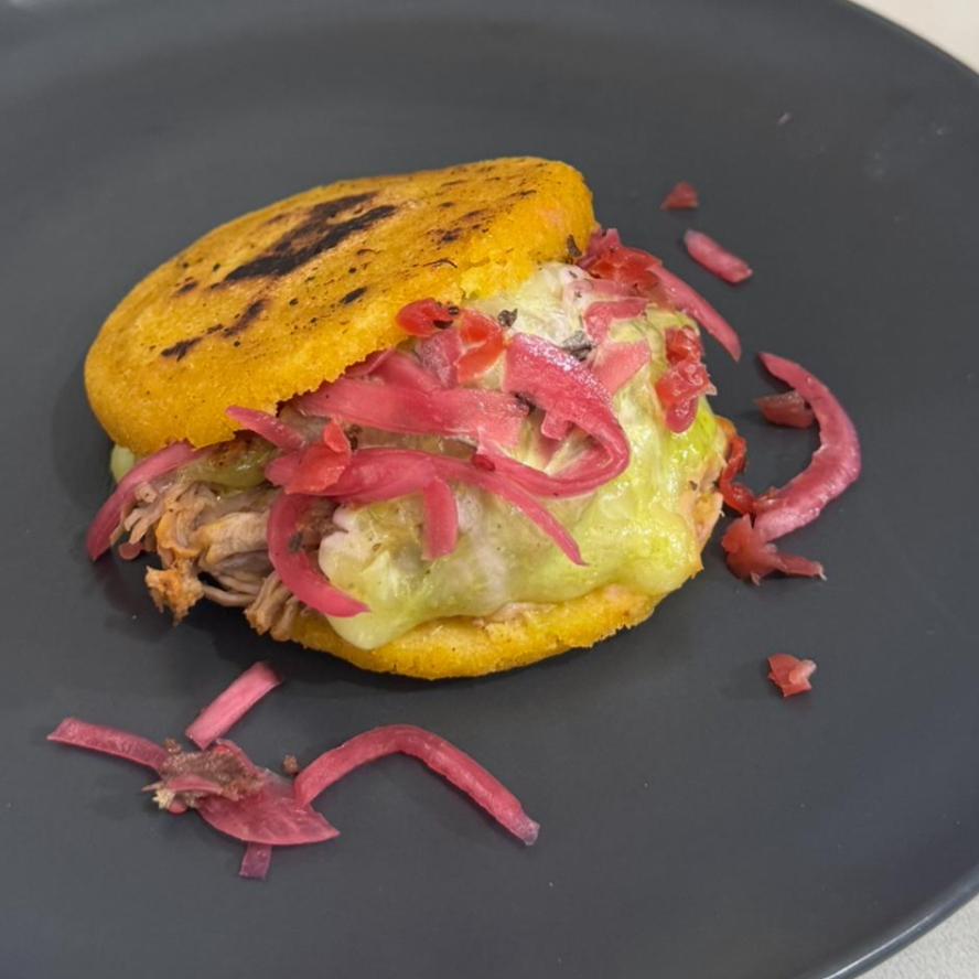 Arepa rellena de pollo