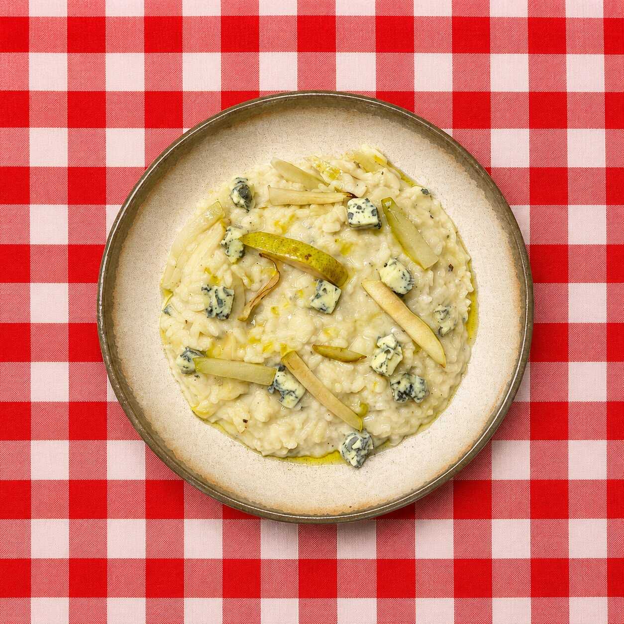 Risoto cremoso, queijo gorgonzola e peras