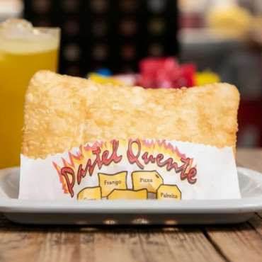 Pastel frito na hora em óleo de algodão, feito com nossa deliciosa massa artesanal, produzida com farinha premium á mais de 30 anos.
Irresistível combinação de sabores! Massa crocante recheada com suculenta calabresa, queijo derretido e molho de tomate.