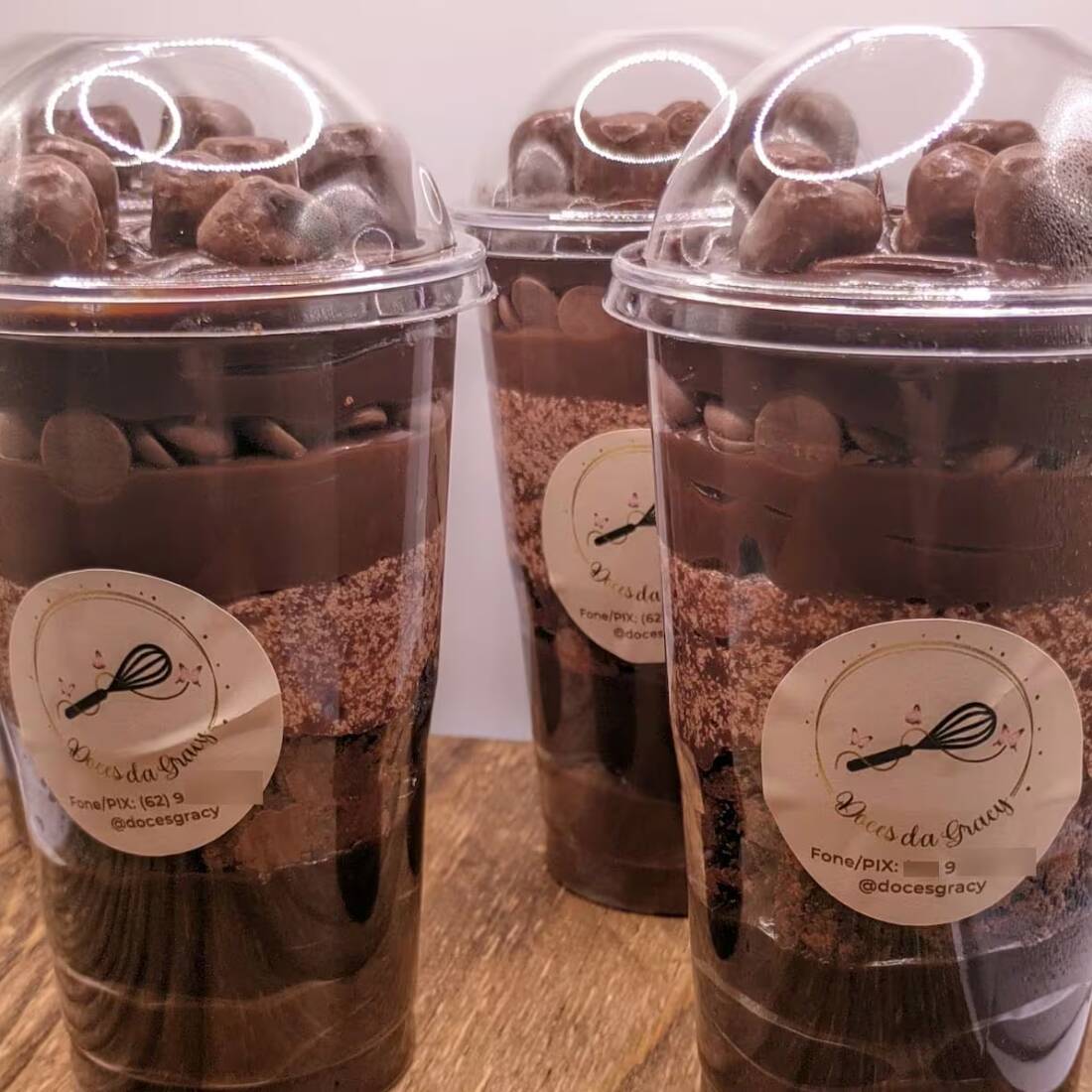 Copo da Felicidade Mega Chocolate!
Uma explosão de sabores e texturas em cada colherada:
Brownie chocolatudo e úmido.
Creme de Brigadeiro cremoso.
Brigadeiro de Chocolate Meio Amargo.
Mousse de Chocolate aveludado.
Gotas de Chocolate para um toque crocante.
Para os amantes de chocolate, essa é a definição de felicidade!
Peça agora no Doces da Gracy e garanta o seu!