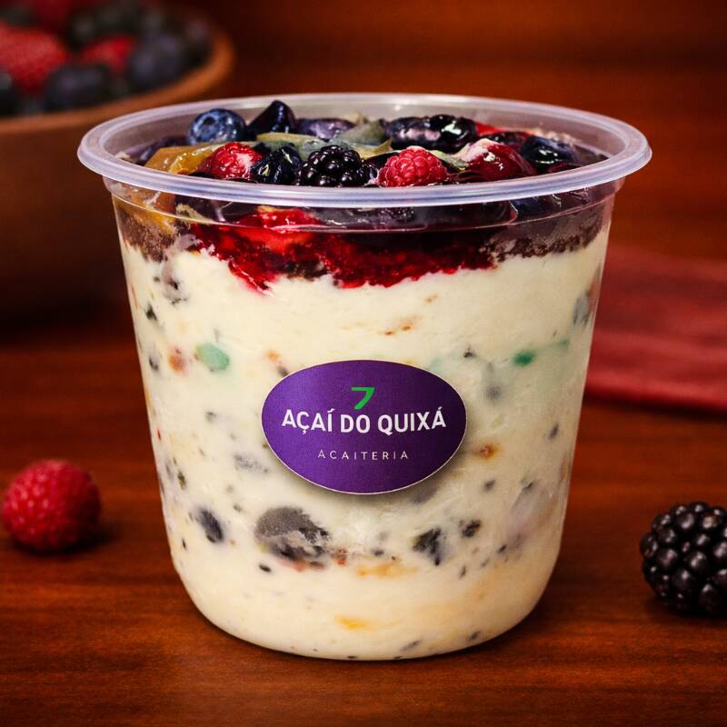 Pote de 750ml Ninho com Oreo recheado de acompanhamentos , frutas e duas deliciosas coberturas para seu deleite. 3 camadas