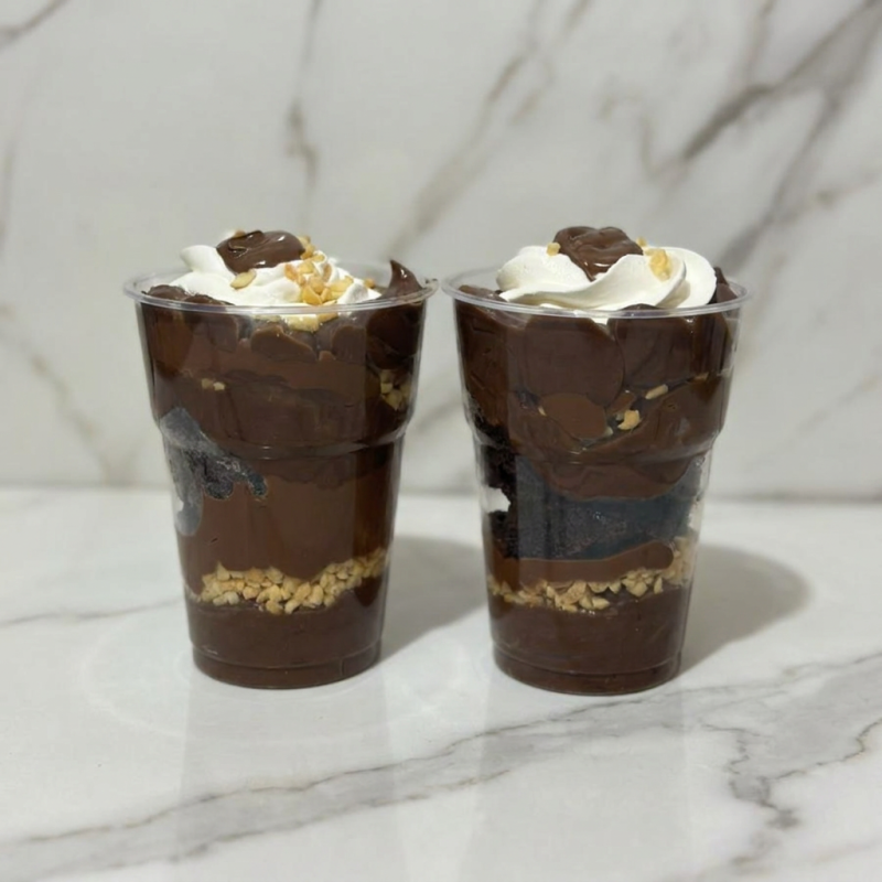 Brigadeiro 50%, brownie, amendoim e Nutella, finalizado com chantilly. Tamanho 200ml