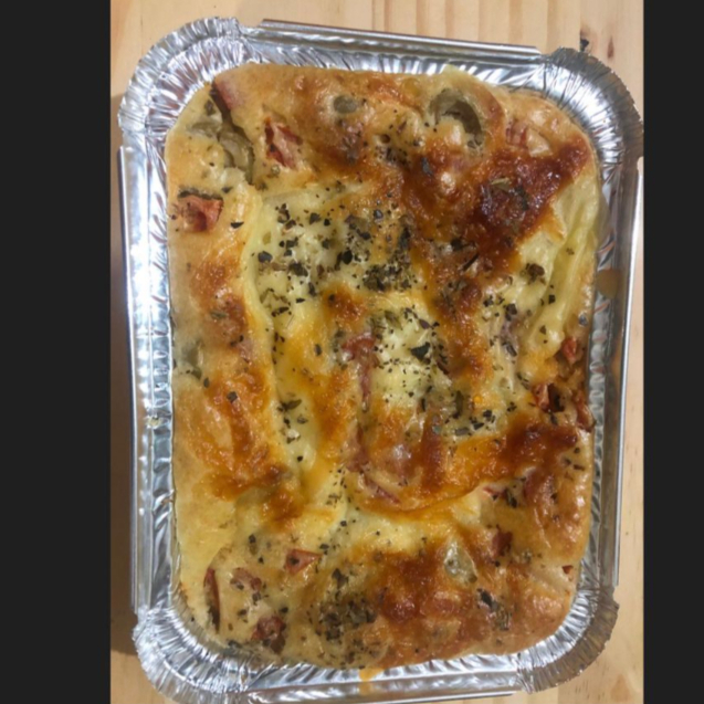 Saboreie a nossa deliciosa 'Torta de Frango com Azeitona', uma autêntica joia gastronômica que apresenta um recheio generoso de pedaços suculentos de frango, azeitonas ricas em sabor, milho adocicado, tomates frescos e Catupiry extremamente cremoso. Servida em um formato prático de 16x13x4, pesando 400g, serve 1 pessoa.