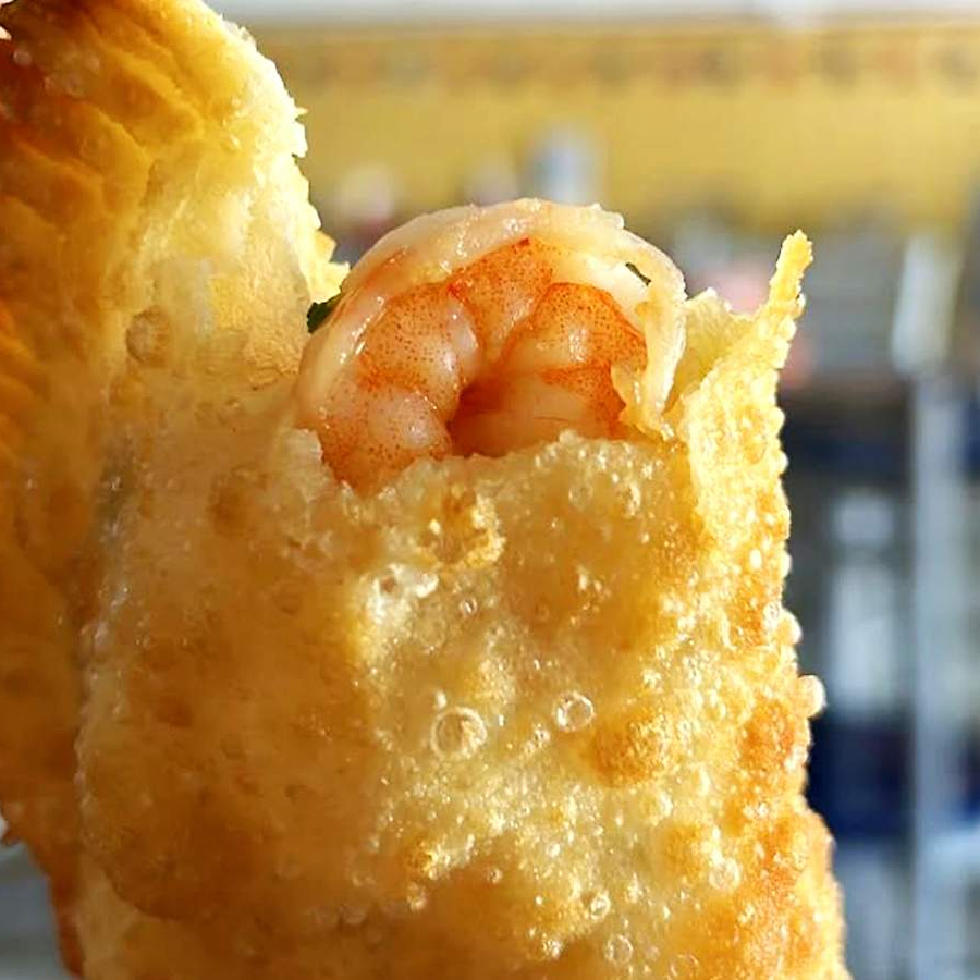 Pastel recheado com creme e Camarão