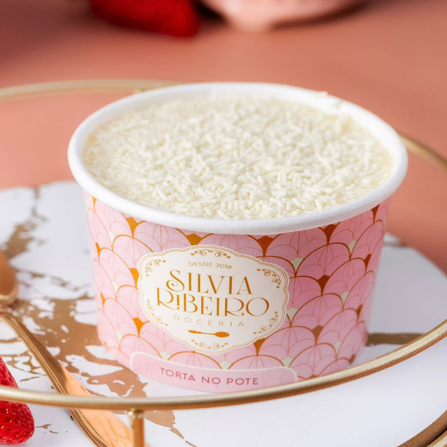 Bolo de baunilha, brigadeiro de Ninho e morangos. Obs. 1: não alteramos nenhum produto ou retiramos/adicionamos ingrediente. Obs. 2: produto de consumo imediato. Obs. 3: alguns produtos podem vir com vencimento do mesmo Dia.