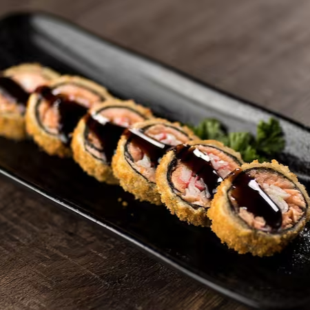 Composto por salmão fresco, camarão suculento, cream cheese cremoso, molho tare de sabor agridoce e cebolinha crocante para dar um toque especial.